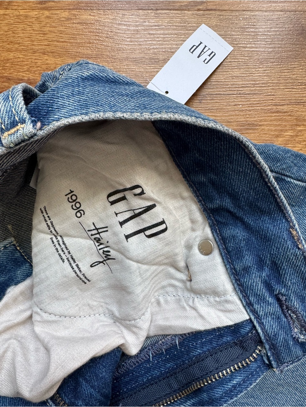 The HAILEY BIEBER GAP 90s loose low rise jean in indigo - Picture 3 of 4